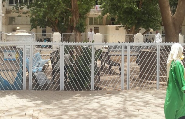 An outdoors waiting area for patients at Al Sha'ab Teaching Hospital, Khartoum. (Credits: 500 Words Magazine)